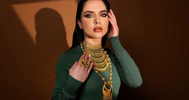 كيف يمكنكِ مزج ومطابقة مجوهراتكِ الذهبية للحصول على تصاميم جريئة ومميزة