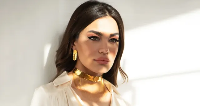 ما هي ألوان الملابس التي تناسب مجوهراتكِ الذهبية