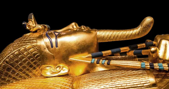 التنقيب عن التاريخ: الاحتفال بالملك توت بالمجوهرات