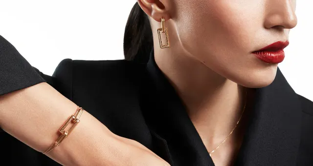 Delicate Jewellery: How to Balance Style and Professionalism in the Office