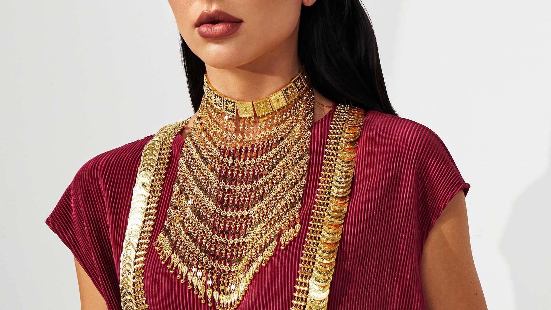 5 ways to coordinate gold jewellery with your OOTD.