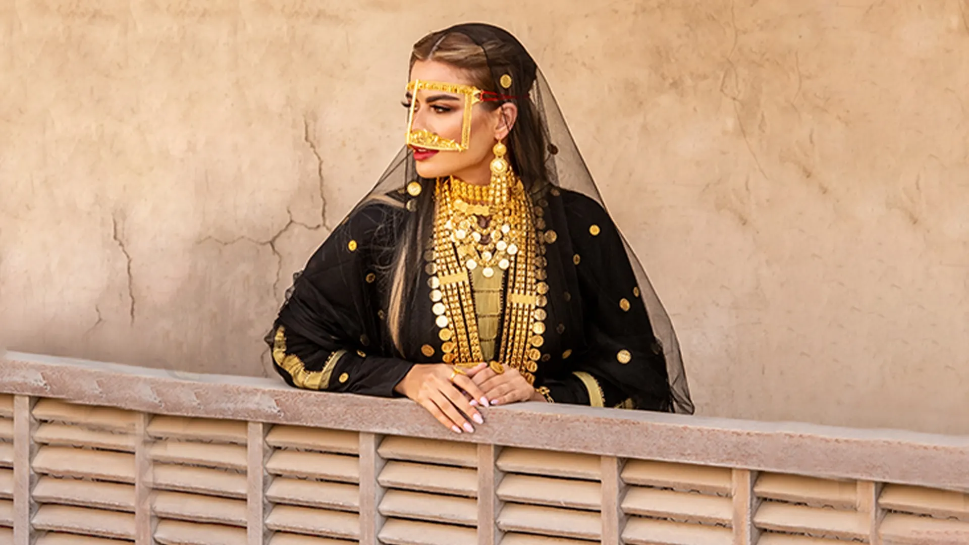 المرأة الإماراتية والمجوهرات الذهبية