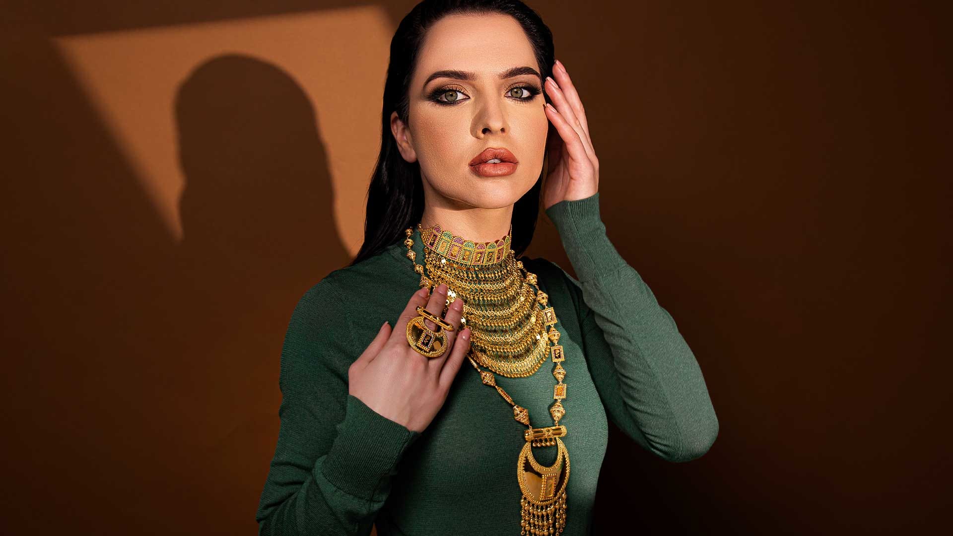 كيف يمكنكِ مزج ومطابقة مجوهراتكِ الذهبية للحصول على تصاميم جريئة ومميزة