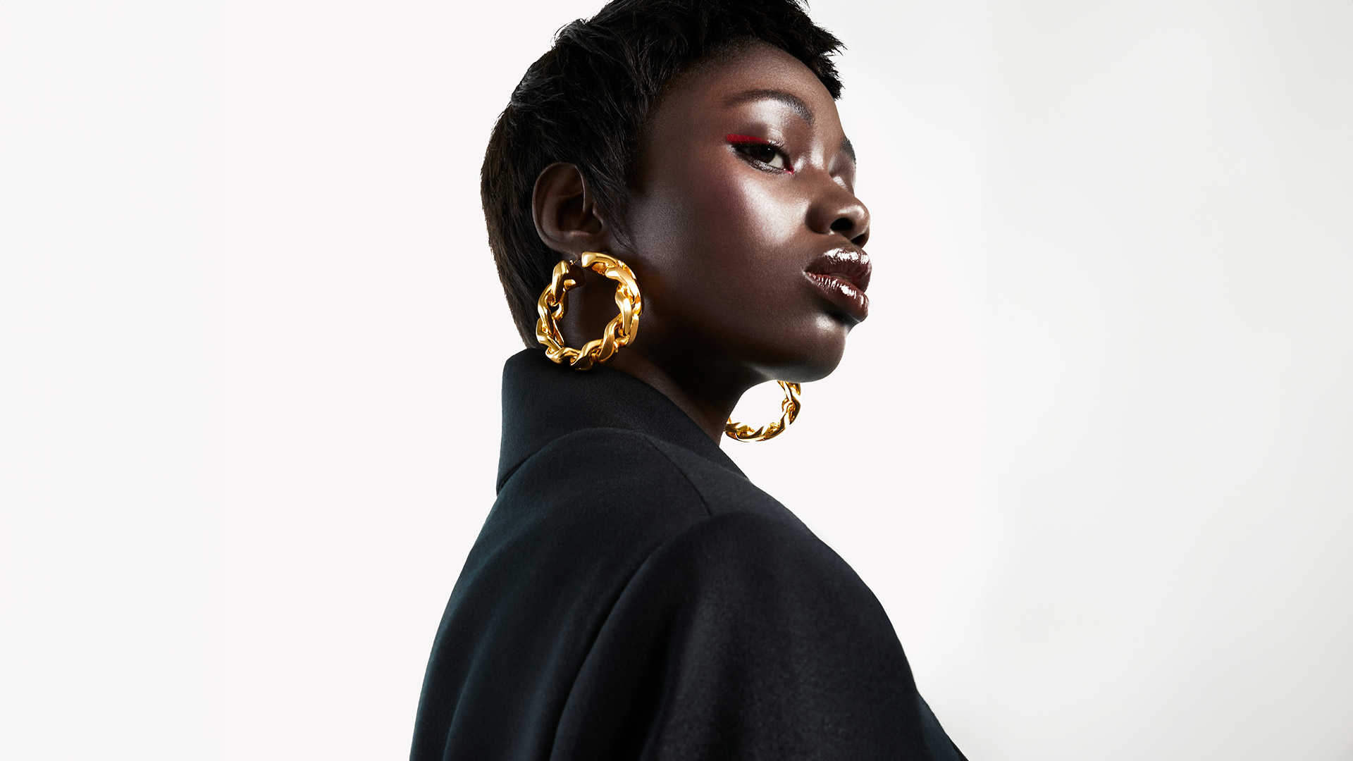 التصاميم الجريئة والفريدة للأقراط: أقراط ضخمة لخزانة ملابسك في الخريف والشتاء