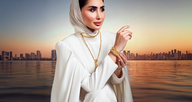 أناقة السحور: كيف تنسّقين القلائد الطويلة فوق القفاطين ذات الياقة العالية في رمضان