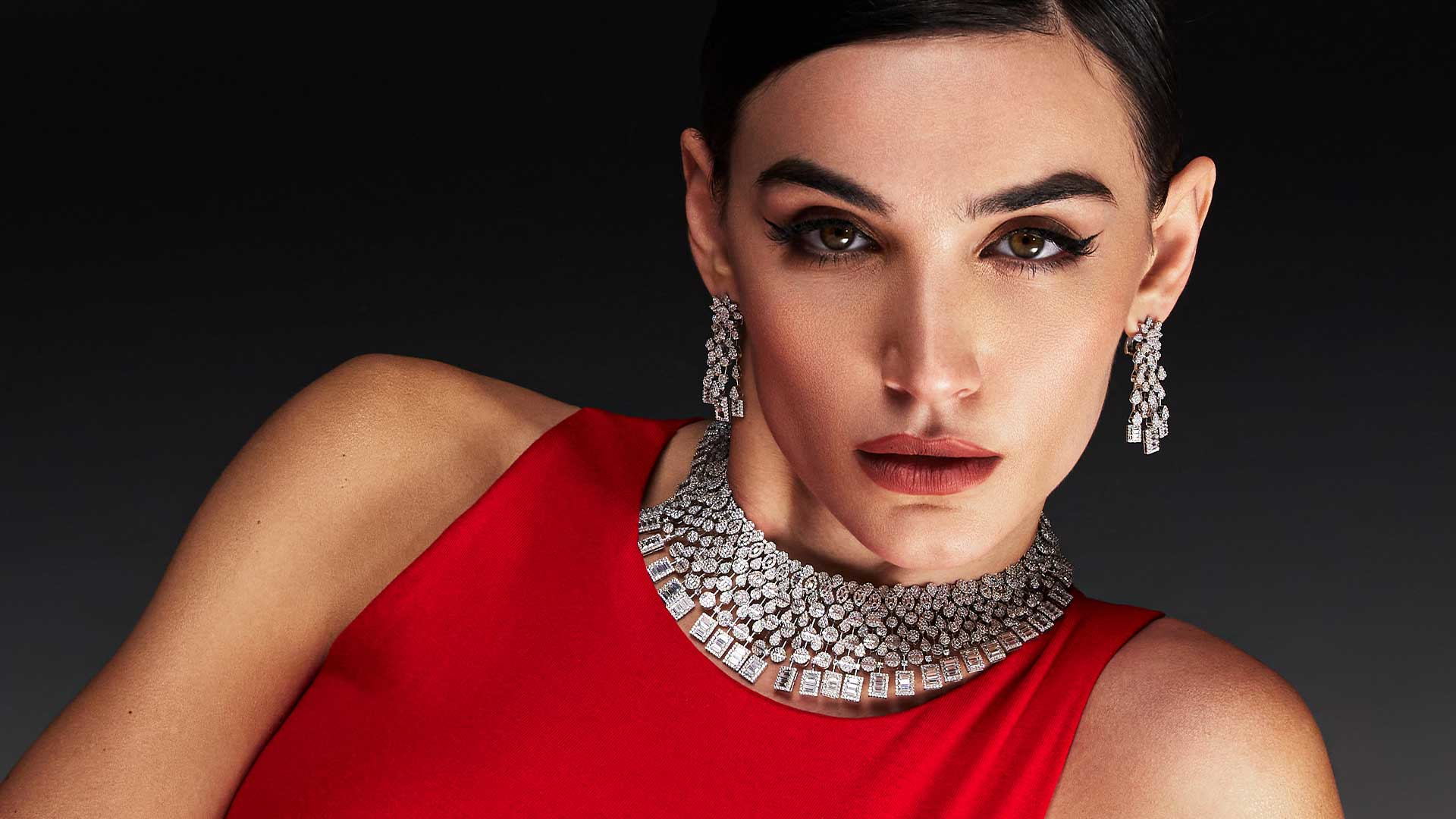 From Street Style to Red Carpet: The Iconic Gold Jewelry Moments in Pop Culture History You Can't Miss!