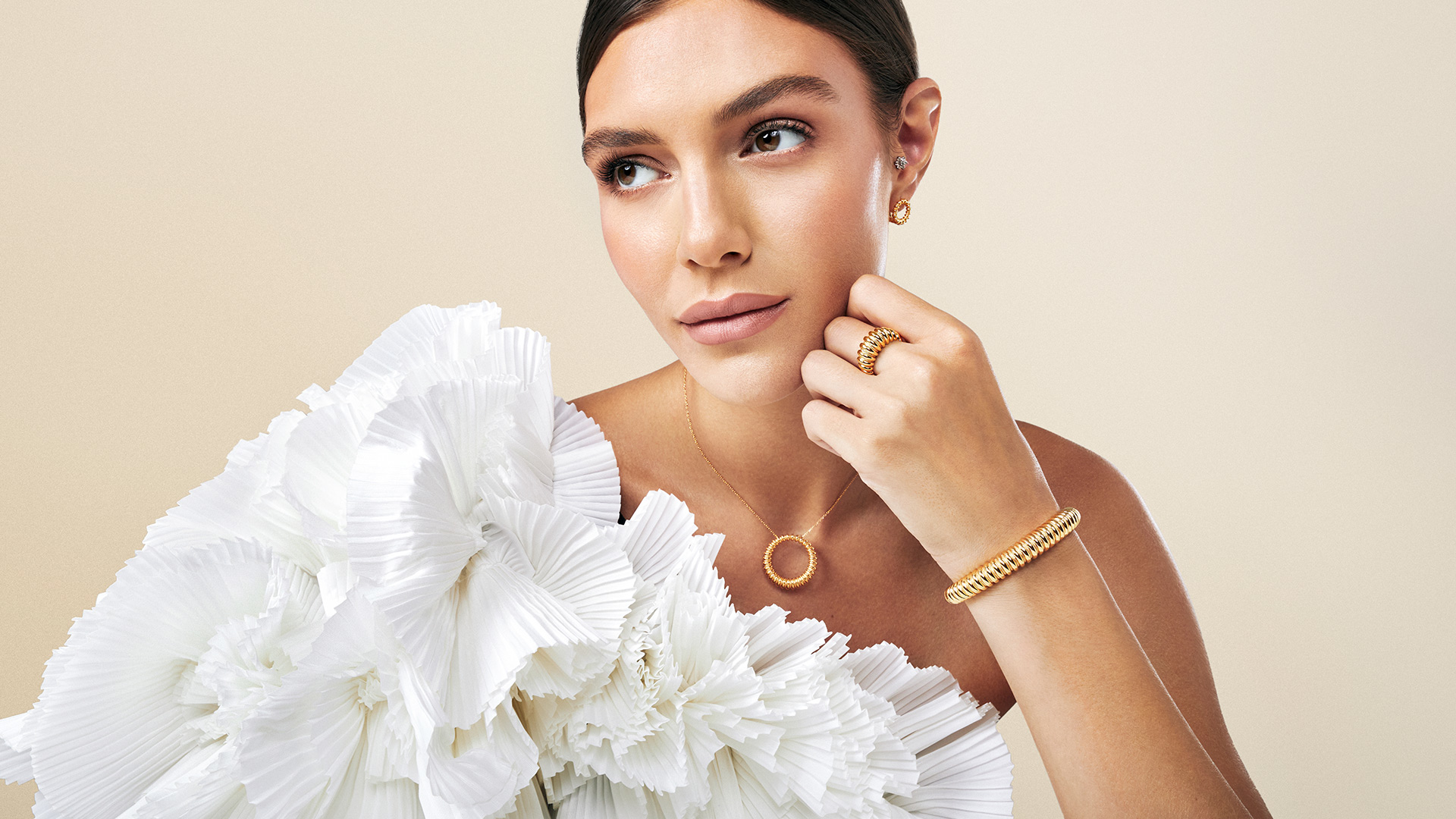 تحويل إطلالتك مع مجوهرات الذهب الرائعة في السنة الجديدة