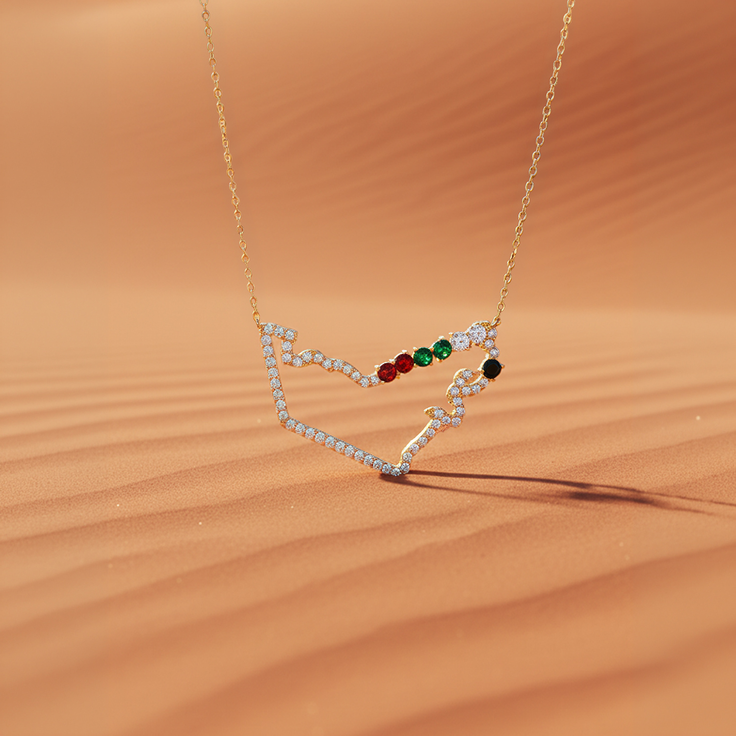 قلادة صقر من الذهب عيار 18 قيراط