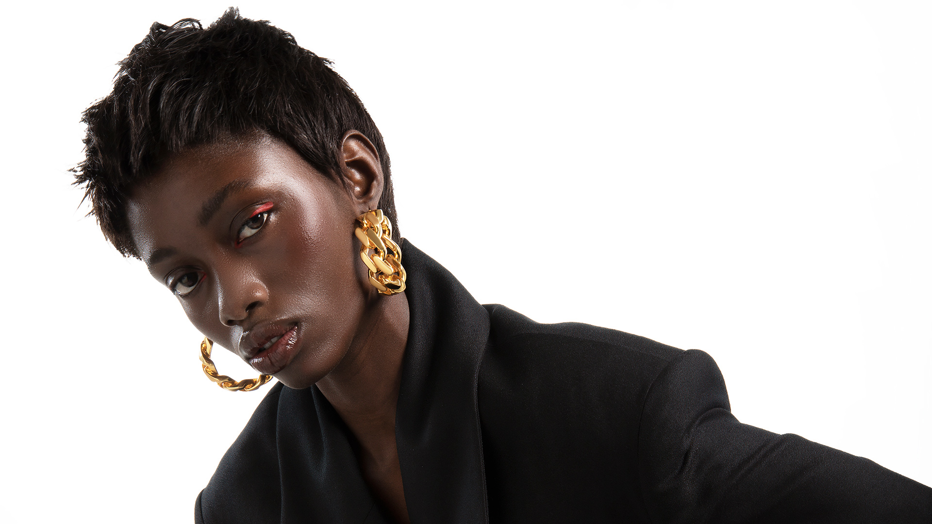 Winter Jewelry Trends: Glistening in Gold for the Chilly Season