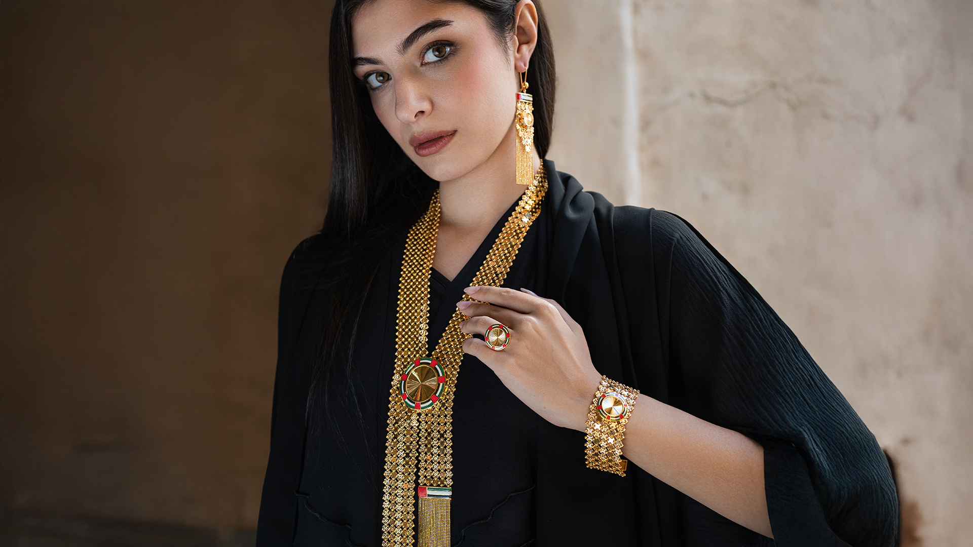 ألوان الإمارات: تنسيق المجوهرات ليوم الوطني