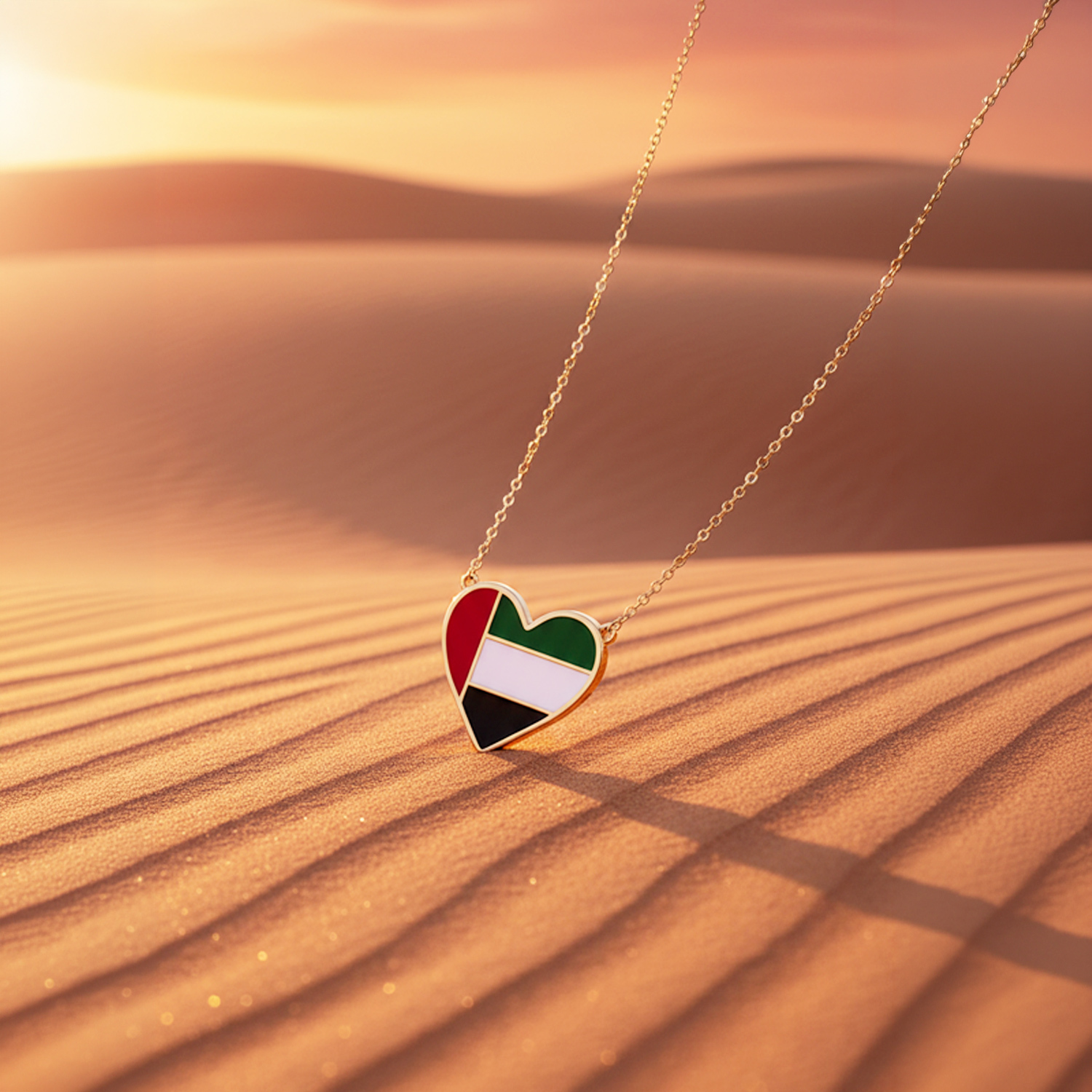 عقد قلب الإمارات ذهب عيار 18