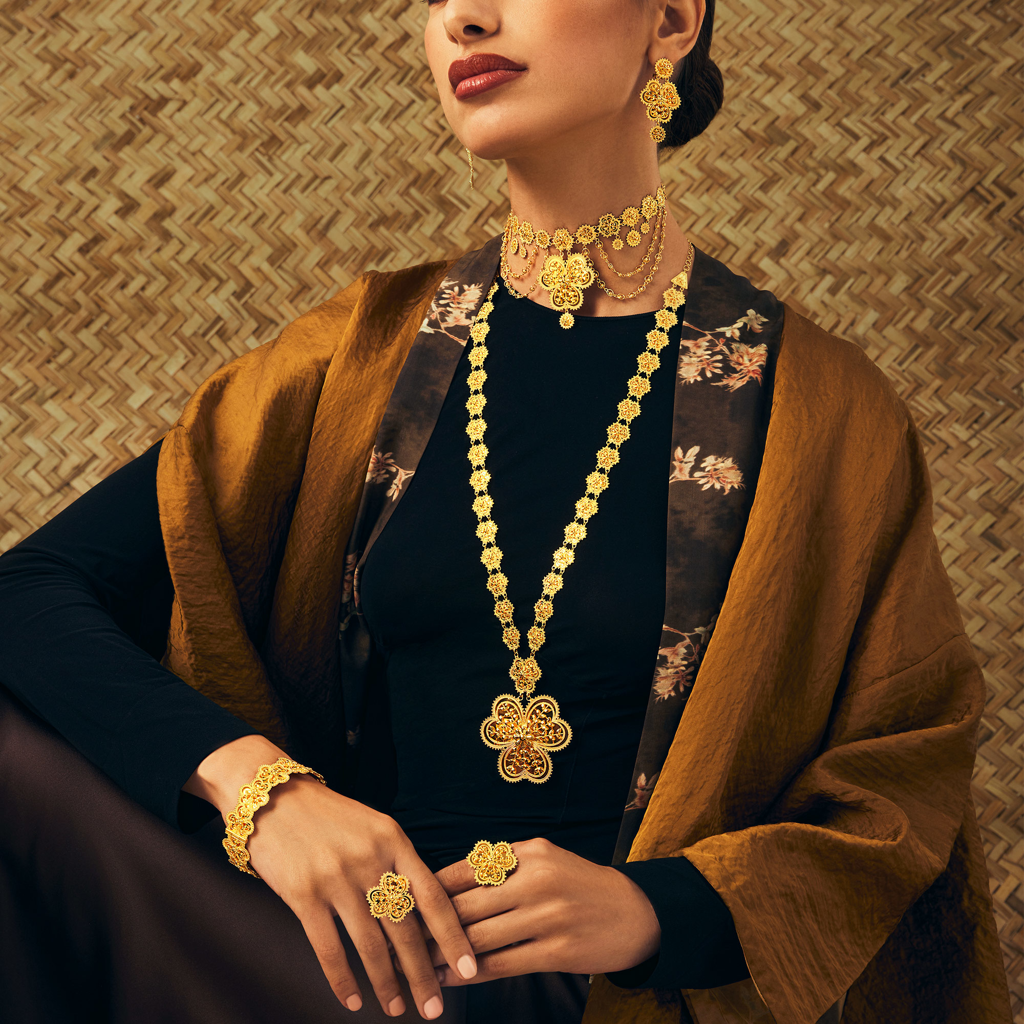 طقم عطر من الذهب عيار ٢١ قيراط (تشكيلة بتلات)