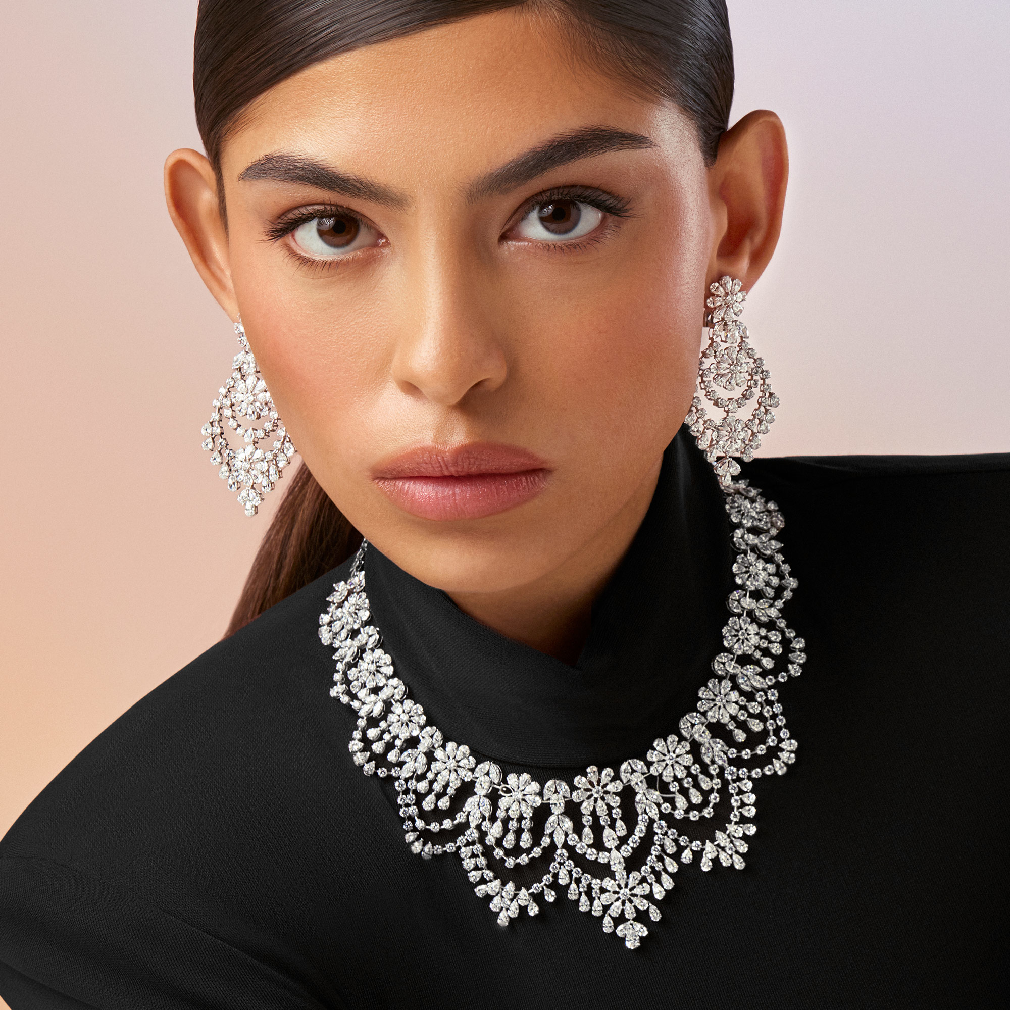 طقم رايا من الذهب عيار 18 قيراط