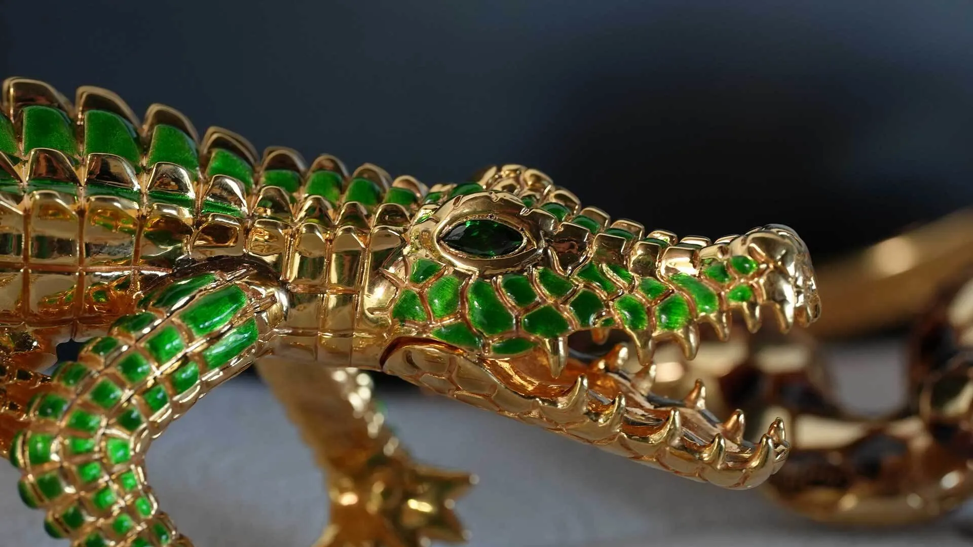 gold-colours-al-romaizan