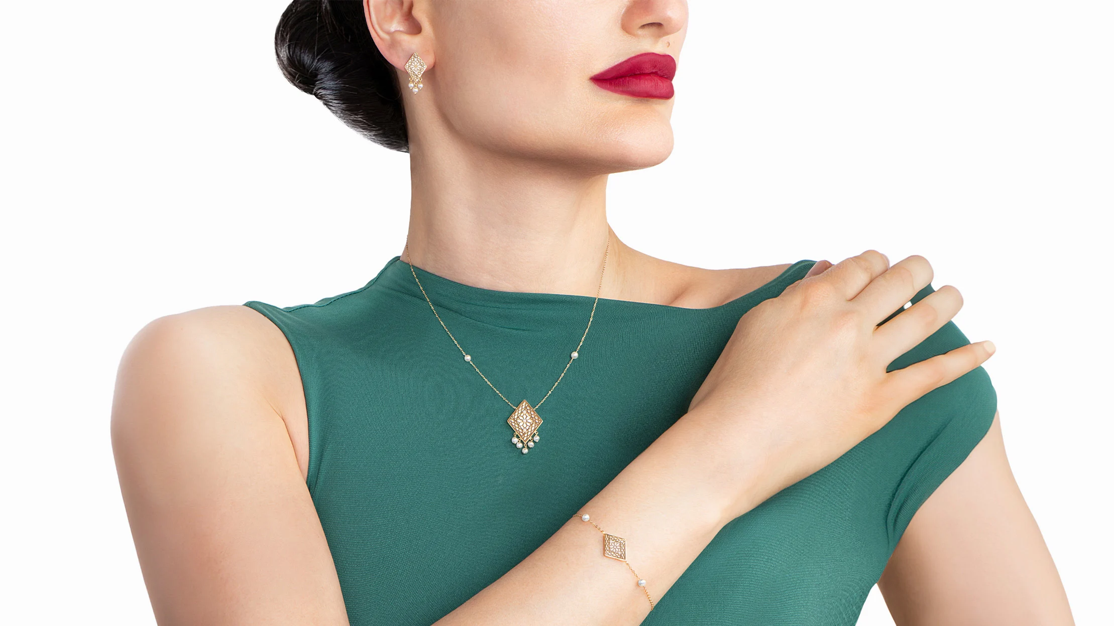 Discover the Timeless Elegance of Mother-of-Pearl Transformations on Gold |  Al Romaizan Gold & Jewellery - Al Romaizan