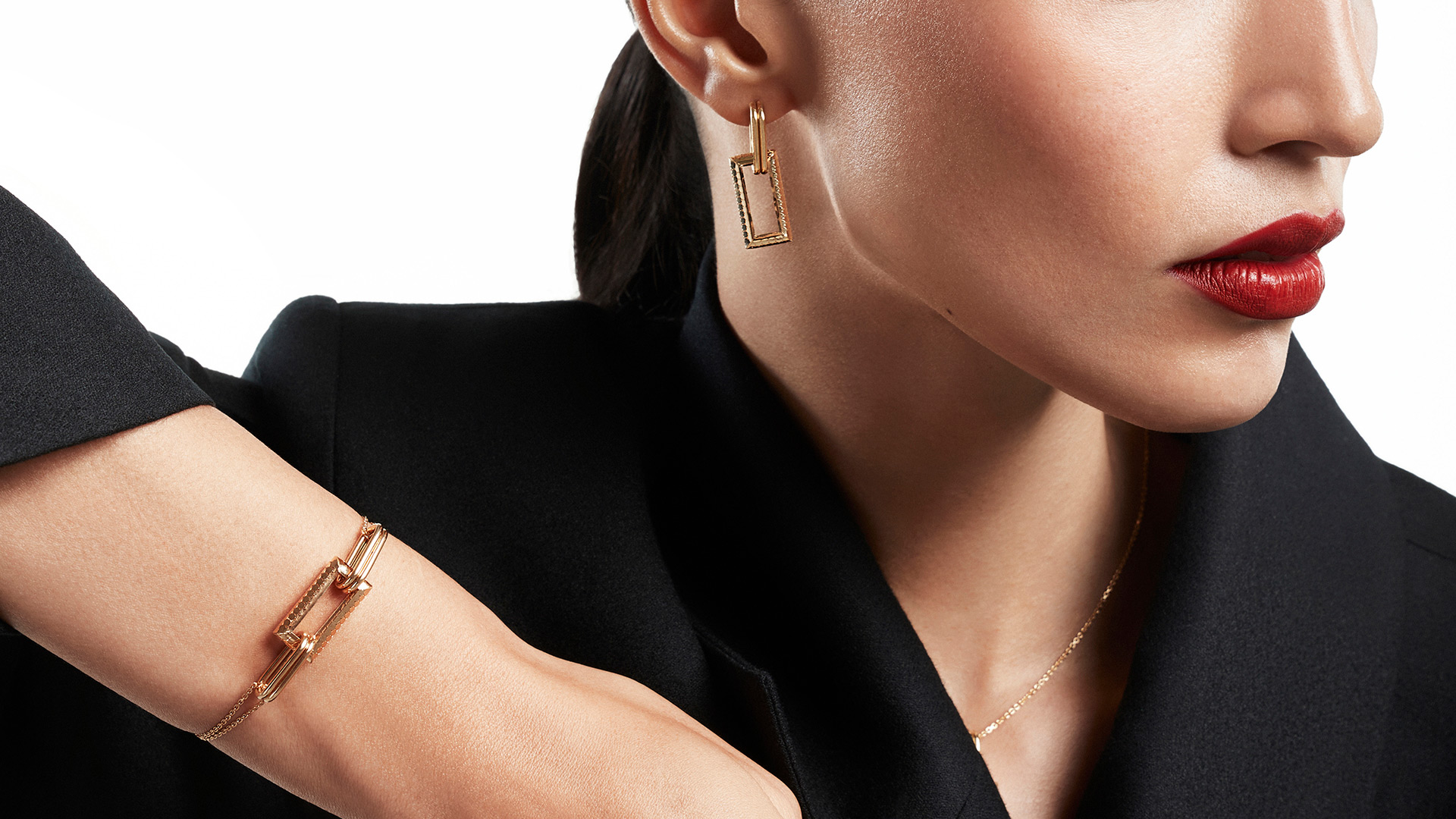 Delicate Jewellery: How to Balance Style and Professionalism in the Office