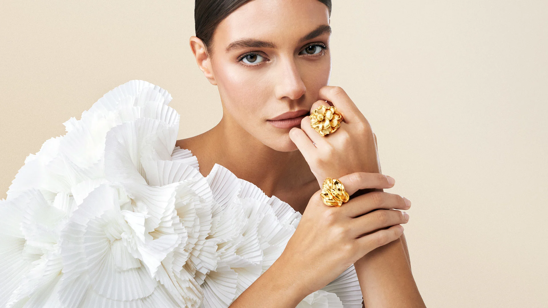 Chunky Gold Rings: The Bold Jewelry Trend Taking Over Fashion in 2025 - Al  Romaizan