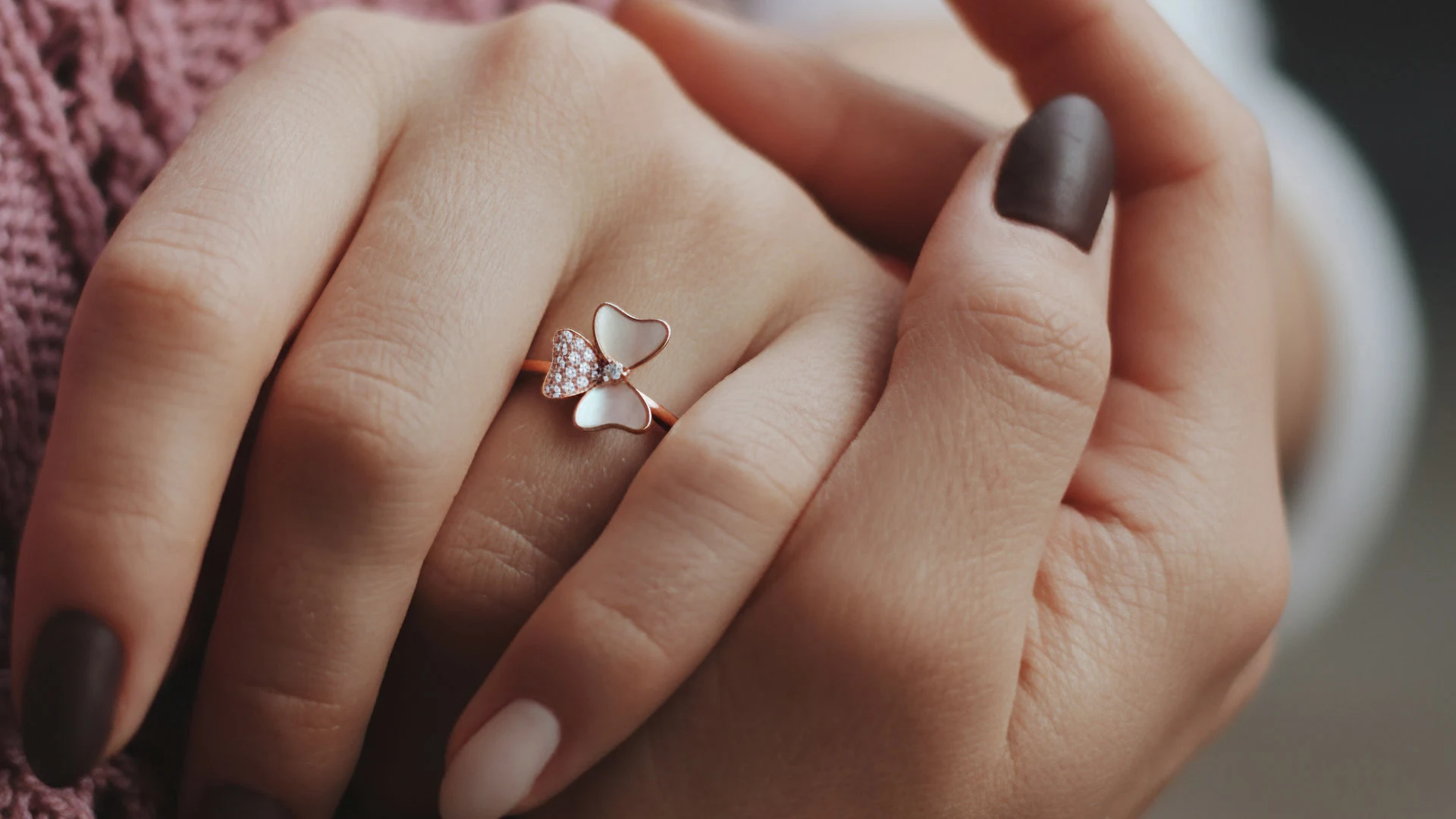 دور المجوهرات في المصالحة والاعتذار والمحبة الصامتة