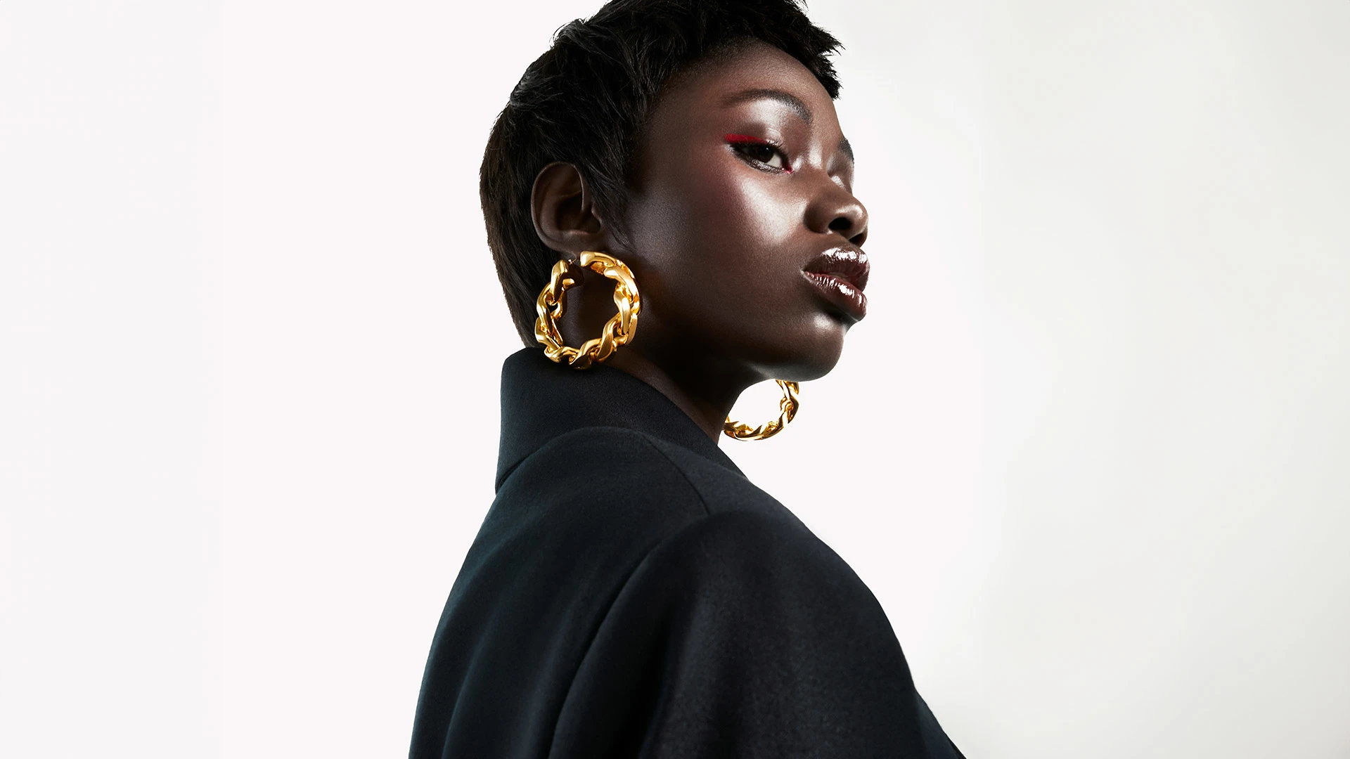 التصاميم الجريئة والفريدة للأقراط: أقراط ضخمة لخزانة ملابسك في الخريف والشتاء