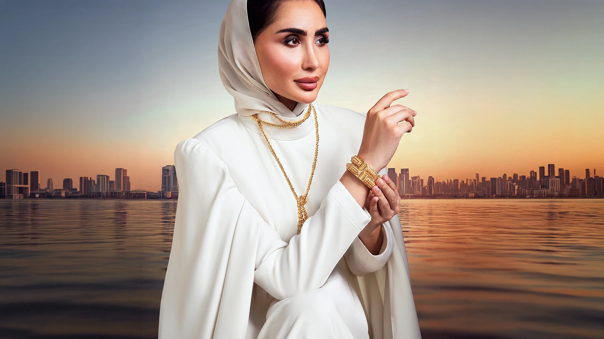 أناقة السحور: كيف تنسّقين القلائد الطويلة فوق القفاطين ذات الياقة العالية في رمضان