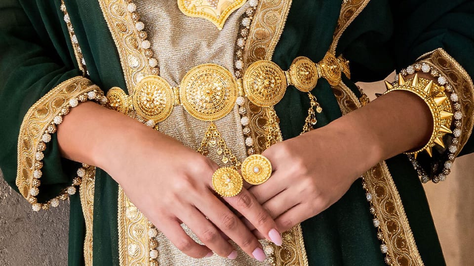 الأناقة الذهبية: الكشف عن السر وراء جاذبية الأحزمة الذهبية في إطلالات حفل الزفاف